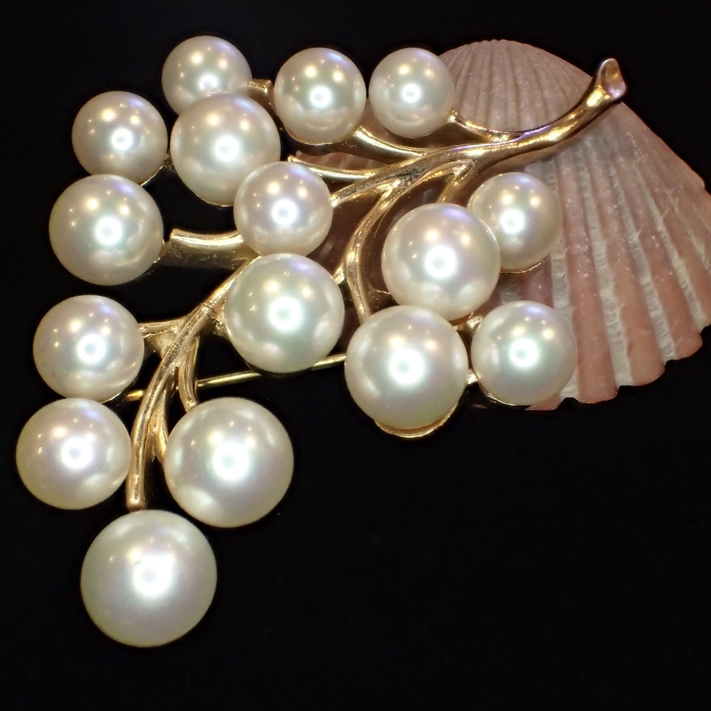 Vintage Majorica Pearl and Gold tone Brooch
